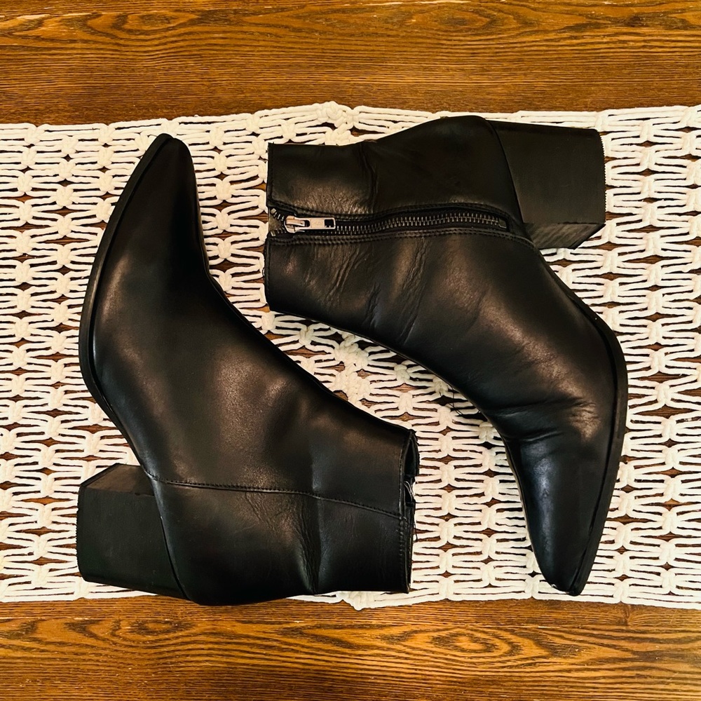 ASOS Mens Heeled Chelsea Boot w/ pointed toe - Black Leather - Men’s Size 9.5